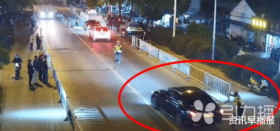 资讯早播报 黑色轿车冲卡撞向常熟交警  一男子涉嫌袭警罪被刑拘