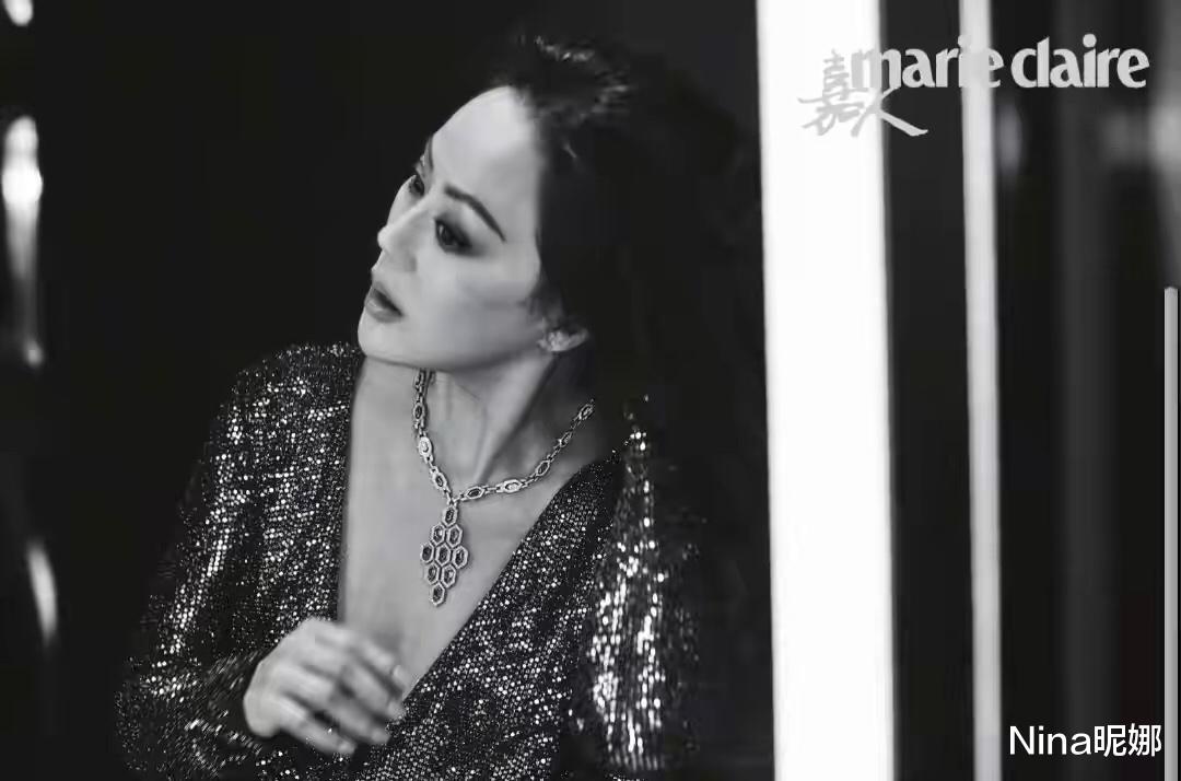 Nina昵娜 58岁章小蕙好奢华!穿西装配半身裙看秀,俩鸽子蛋钻戒让人看羡慕