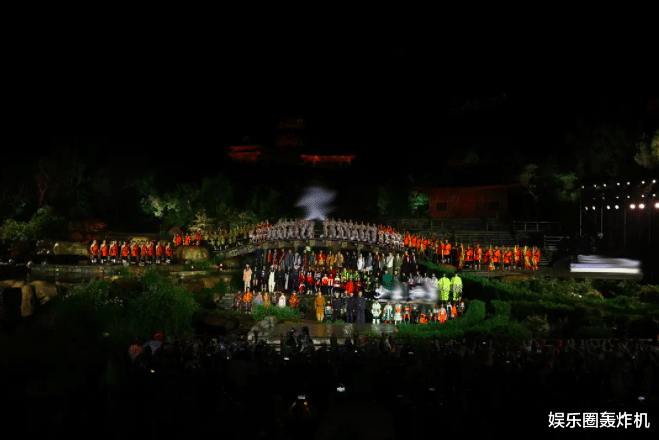 明星|又有明星搞特权?活动现场三位艺人全程撑伞,旁边小朋友一直淋雨