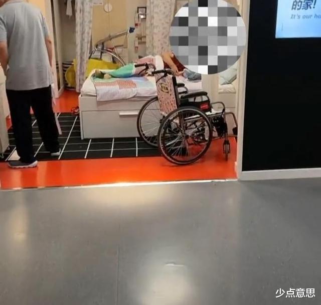 选美 天津：大妈早出晚归，在商场找到避暑胜地，躺展示床上不走了