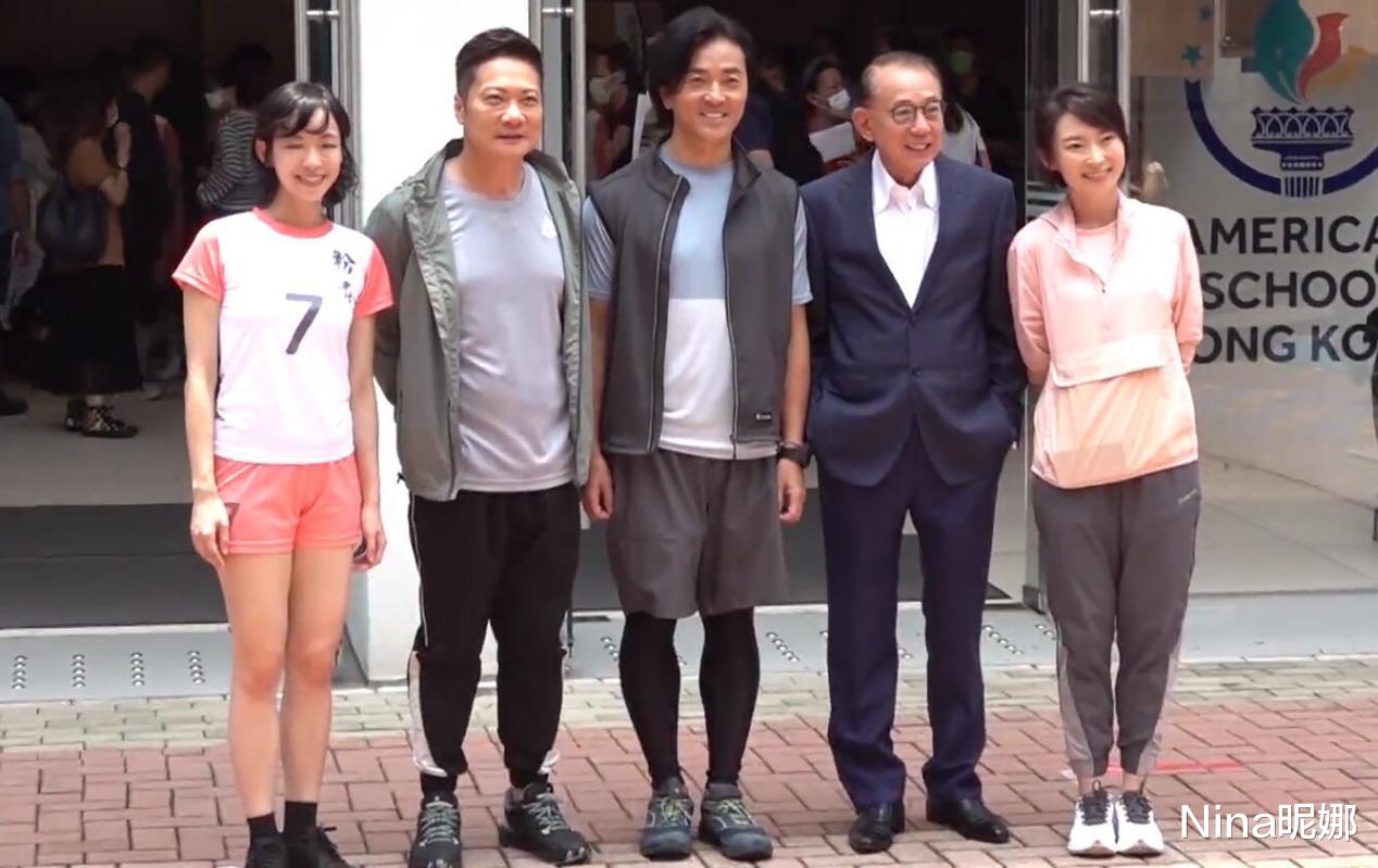 Red Velvet|54岁郑伊健罕见露面，穿背心健美裤小腿肌肉发达，美女合影太含羞