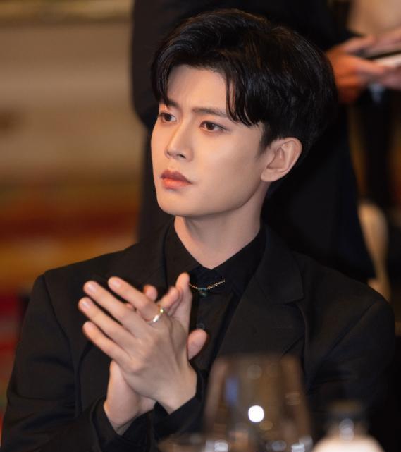 任嘉伦|任嘉伦2022新剧开机，女主人选公布，网友：兜兜转转怎么还是她