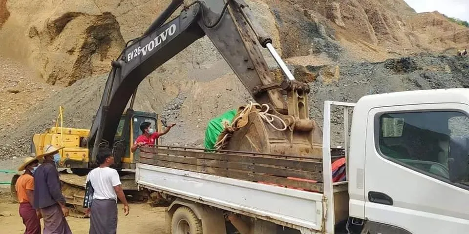 翡翠|缅甸又出两块超级翡翠原石，千人围观，场面壮观！