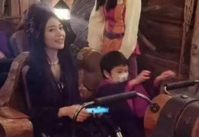 花匠小美 杨颖母子游玩迪士尼，4岁小海绵正脸照被疯传，长得像谁一目了然