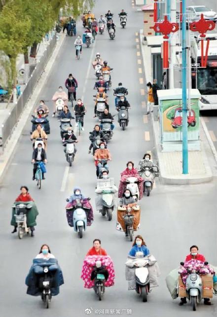 映象网 注意！郑州骑乘电动车不戴头盔5月1日起开罚