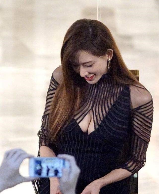 林志玲|日本媳妇林志玲穿衣真大胆，条纹纱裙性感吸睛，胸前镂空丰满撩人