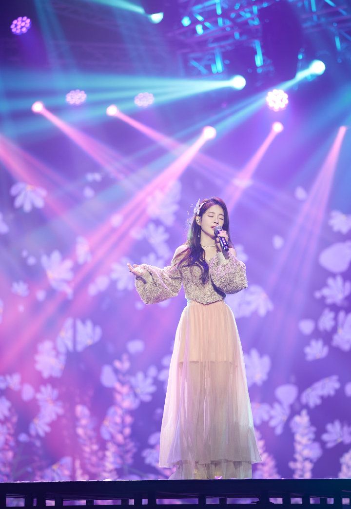 穿衣搭配|小个子穿衣就服冯提莫,穿短毛衣+纱裙显高还有气质,太值得借鉴