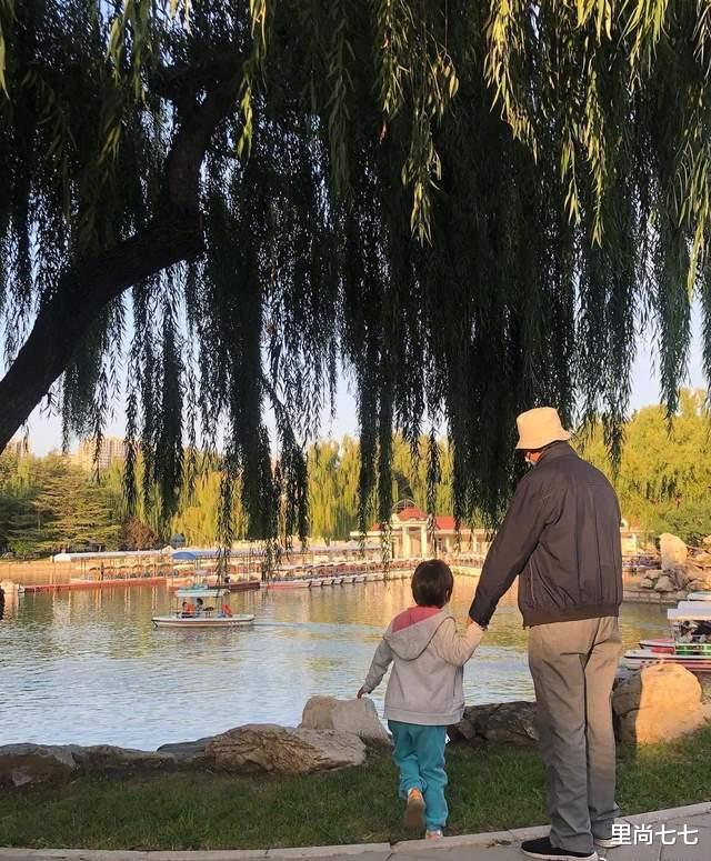 短发 汤唯回国后生活照曝光，5岁女儿拉姥爷散步，剪短发变酷girl超飒