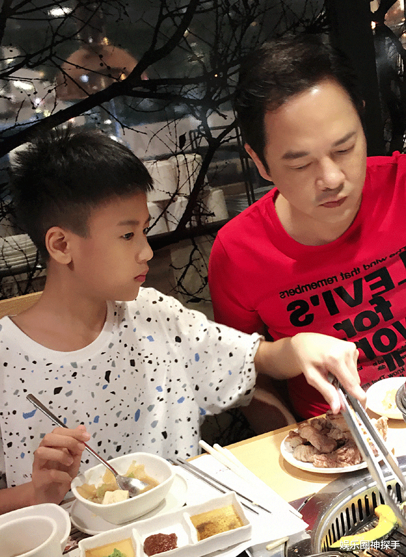 梁小冰|51岁梁小冰社交动态太有趣，沉迷美貌无法自拔，14岁儿子太帅气