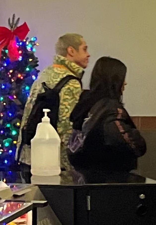 金·卡戴珊|金卡戴珊的穿衣风格大变样！连帽卫衣好显嫩，与鲜肉男友高调约会