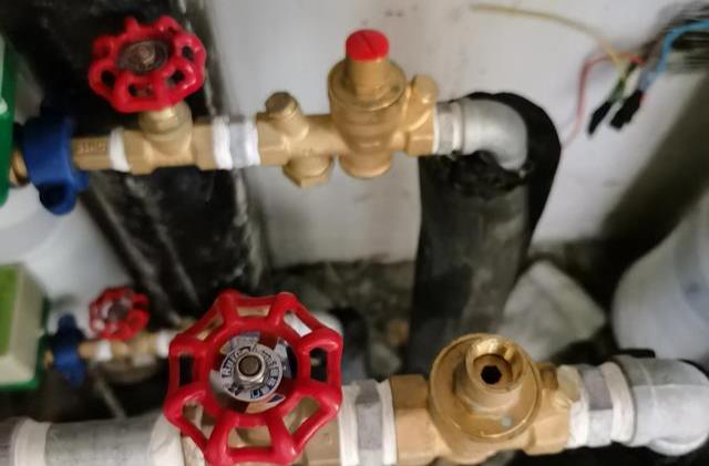 供水压力8公斤,水泵装在负2层,6层及以上要安装减压阀吗?