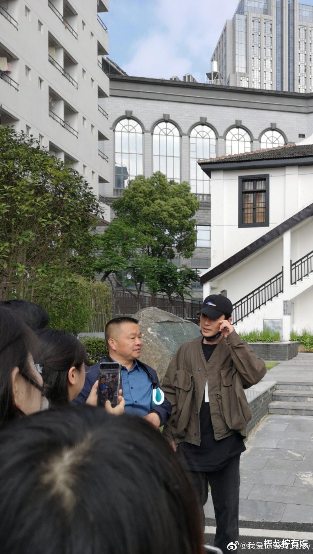 梧弋柠有娱 朱一龙在母校门口磨保安放行,纯素颜到处溜达,被“罚抄”可还行?