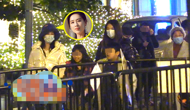 黄圣依|女星黄圣依带娃逛夜市！拎名牌包挤在人群中，儿子安迪近照胖一圈