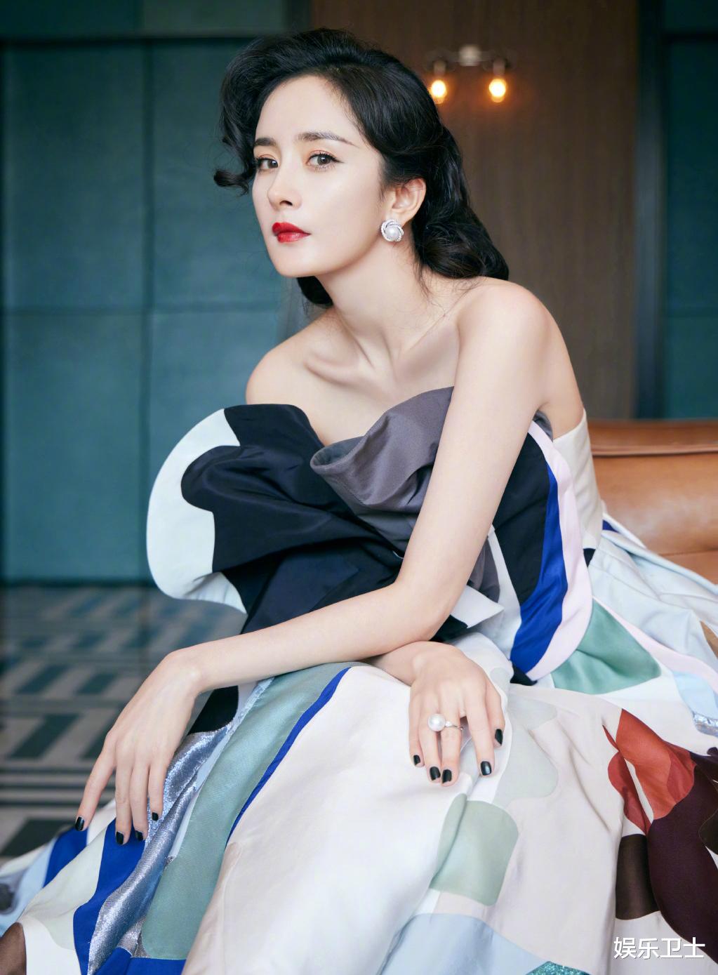 任嘉伦|偶遇杨幂刘诗诗普陀山拜佛，二人早上六点便开始打坐，与僧人交流认真虔诚