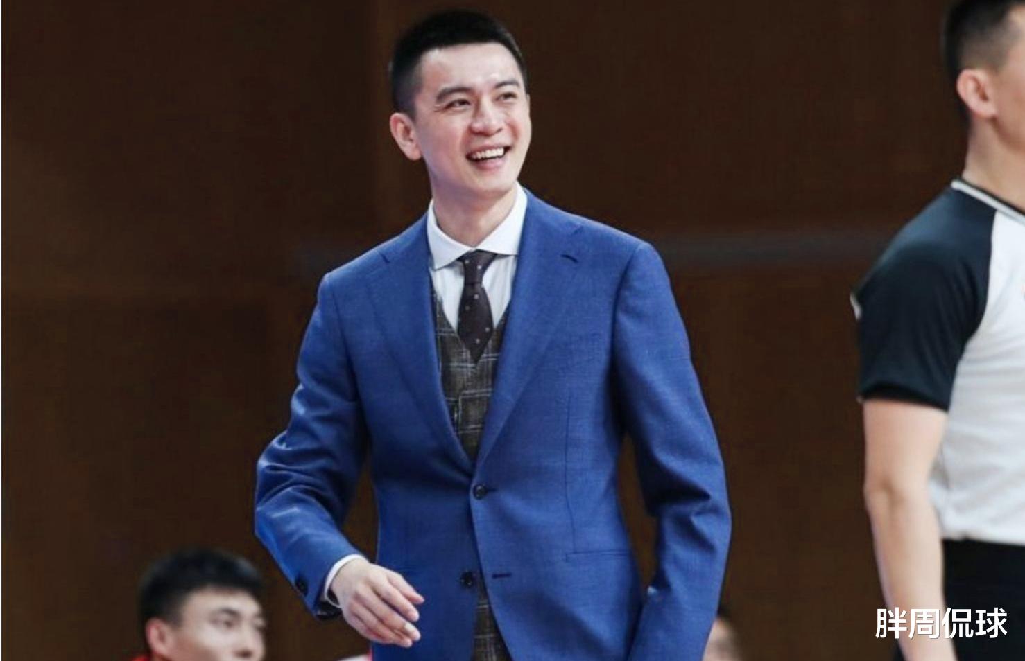 楊鳴|晚上21點(diǎn)，遼籃20分狂勝宏遠(yuǎn)，楊鳴賽后再收驚喜，教練組大升級(jí)