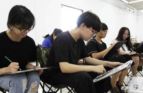 老李侃学习|有一种“累”叫美术生累，画风扭曲开创行为艺术，老师看完想打人