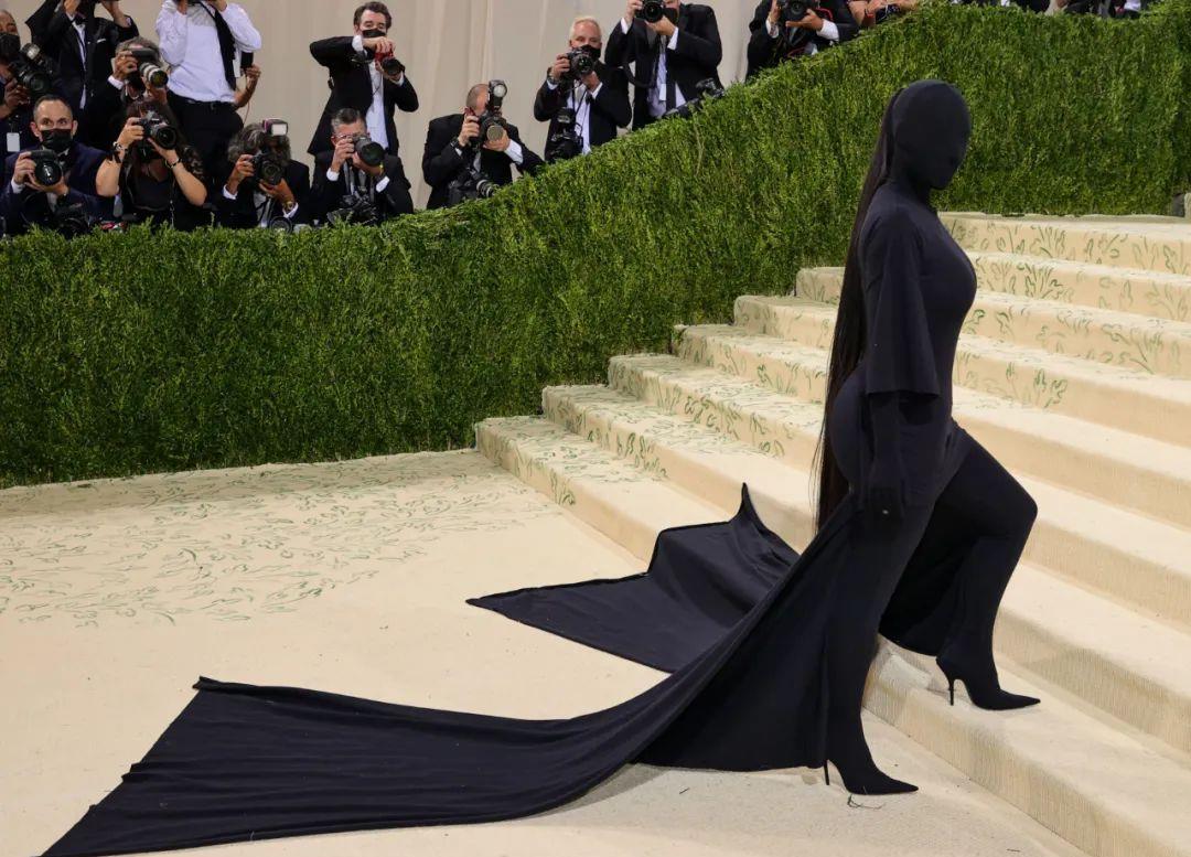 侃爷|侃爷上演北美情未了！卡戴珊新男友长相平平无奇却是女神收割机