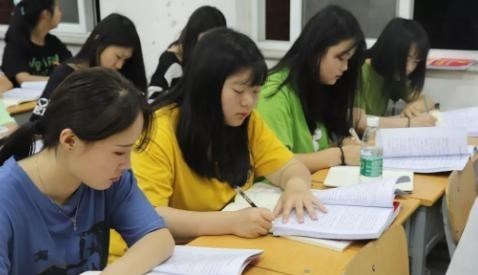 萌听小c姐|这3类大学生,无需参加公务员考试,符合要求可直接成为公务员