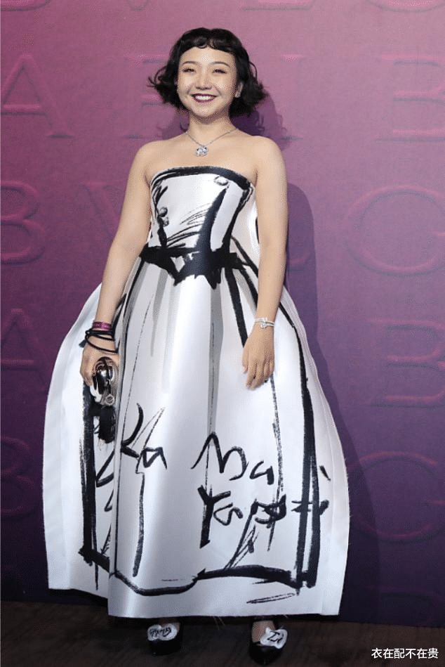 衣在配不在贵 辣目洋子无视偏胖身材，穿“被单裙”出门，虽然显矮但气质却迷人