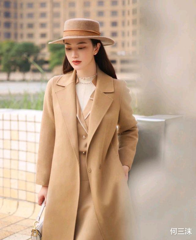 何三沫 不要只会穿裤子过冬,可以尝试连衣裙搭配大衣,既温柔又有魅力