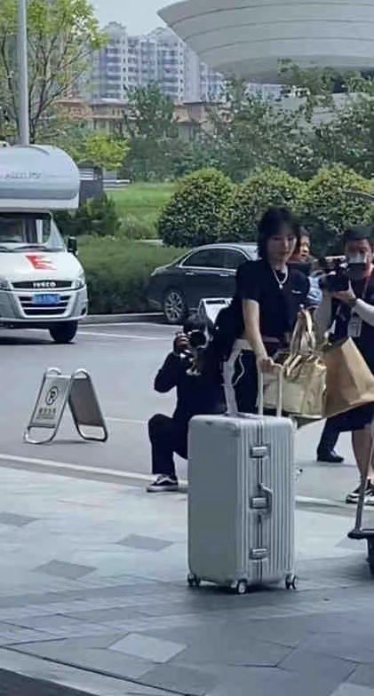 运动|姚安娜综艺首秀大成功！剪短发终于变美了，时髦感狂飙大变身