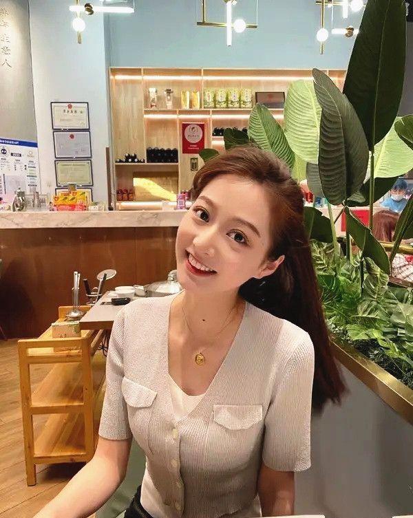 主持人|冯琳跨年担任主持人,形象让人惊艳,气质跟以前大有不同!