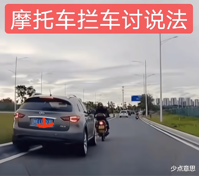 悬剑小女生 广东佛山，这个缺德司机出名了，故意使坏害人，网友：真想揍他
