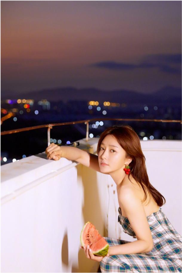 秦岚|42岁秦岚美回巅峰！穿抹胸连体裤大秀纤细身材，笑容甜美胜似初恋