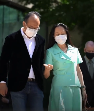 全球时尚风行|孟晚舟出庭又换风格啦！穿薄荷绿套装显黑，配祖母绿高跟鞋真高贵