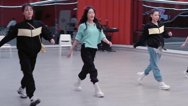 陈小纭|陈小纭弯腰下意识捂领口，却和张柏芝对比明显，不愧是身材比人红