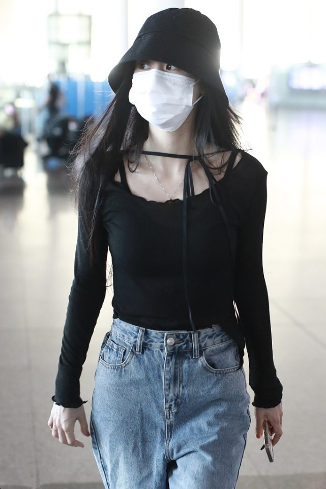 张碧晨|张碧晨哪像孩子的妈妈，穿一件修身紧身衣走机场，美如少女！