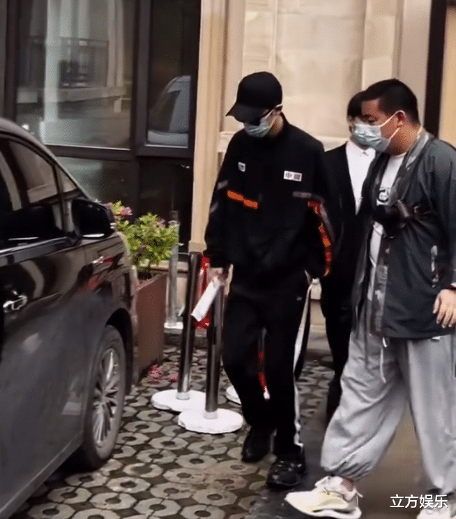 肖战|肖战拍《玉骨遥》难安生，收工不敢回酒店，与代拍斗智斗勇太心酸