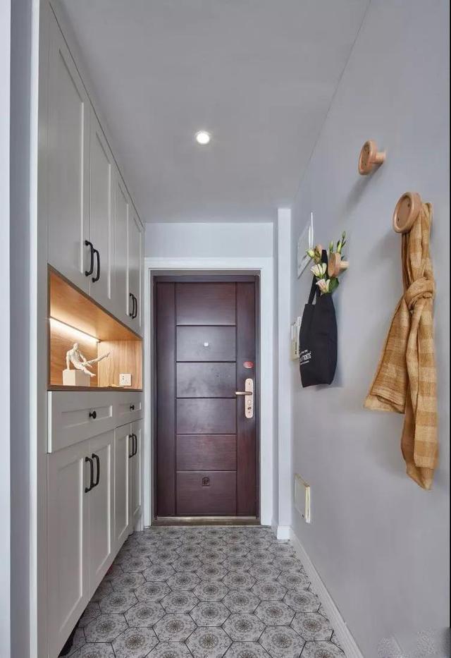 日本朋友说，他对中国业主在玄关打柜子觉得奇怪，他们都是空着的