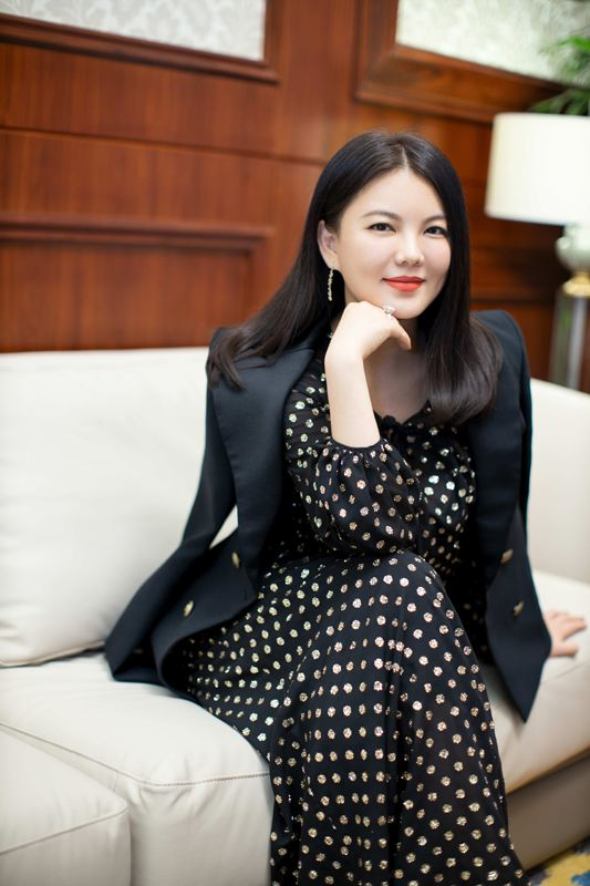 李湘|富婆李湘真有底气！离婚后首亮相开豪车约会，穿紧身裤萝卜腿吸睛