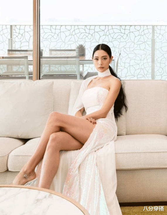 八分穿搭|克拉拉不愧是“亚洲第一美女”，牛仔套装中性飒爽，搭吊带显妩媚