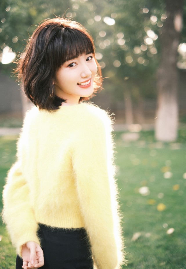 长裙|浓妆红唇的毛晓彤又美了，藕粉长裙优雅迷人，匀称线条好养眼！