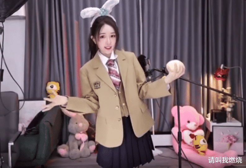 腐团儿|又一位女主播凭借LOL成功出圈,林七七女仆装爆火,腐团儿危险了!