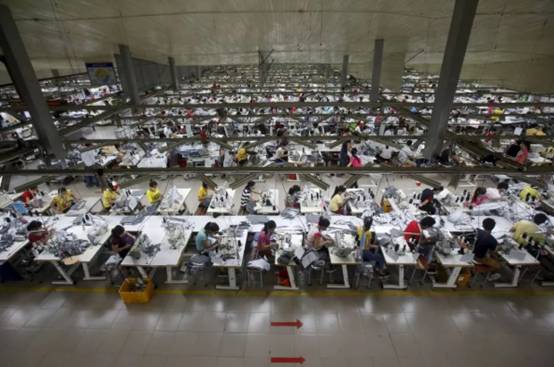 200万越南人连夜跑，耐克、苹果慌了，当地工厂：每人涨500块工资