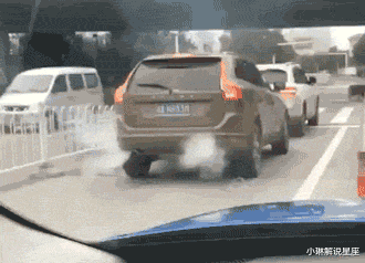 小琳解说星座|小姑娘你后面这是什么东西呢?自拍的时候还是长点心吧秘密都暴露了,哈哈哈哈