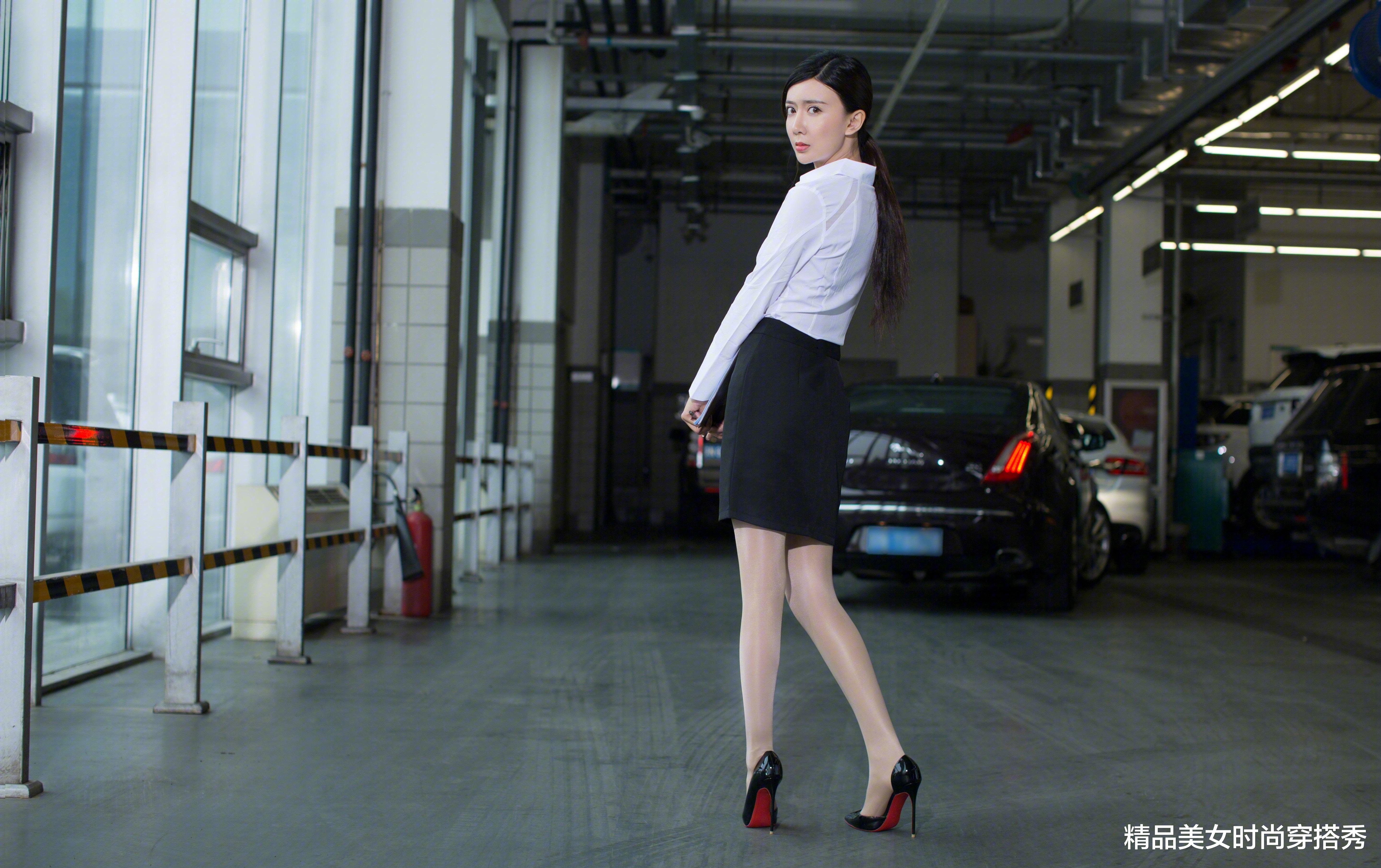 穿衣搭配|经典的白色衬衫搭配黑色的短裙，简约又不失干练