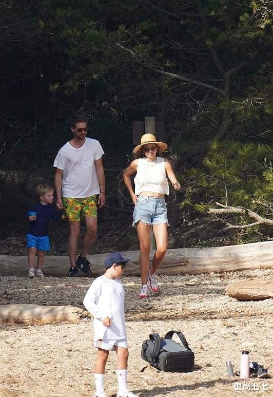 米兰达·可儿|米兰达可儿一家五口度假！二婚儿子首露正脸，幼子圆脸似长子翻版