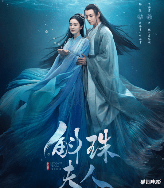 杨幂|35岁杨幂身穿漏肩长裙大秀锁骨,白肤色抢镜,气质绝了