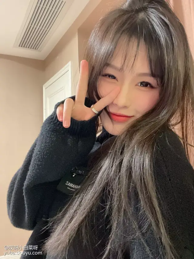 女主播|女主播疑似和神秘土豪在KTV激吻，榜一大哥生气怒删粉丝牌