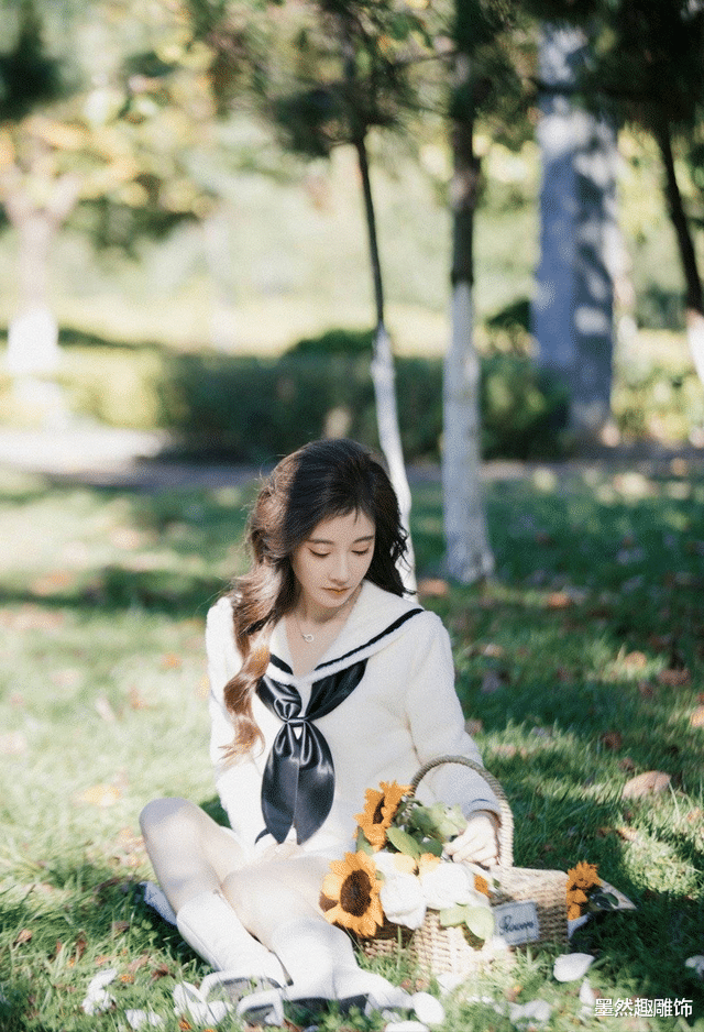 宋祖儿|女明星冬天拍照也要露腿，关晓彤暗黑风，吴宣仪性感，冯提莫爱了