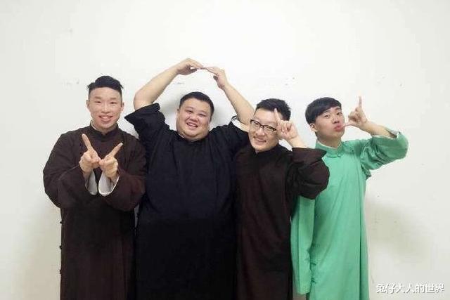 郭麒麟|德云社岳云鹏、烧饼打卡2022，因缺少郭麒麟，网友：有点不习惯了