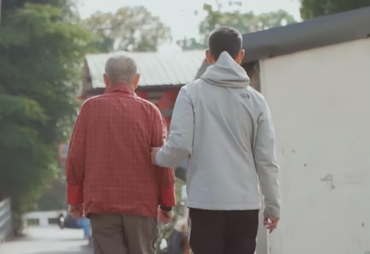 糖果的妈妈|任贤齐出名多年,父母仍住在乡下旧屋里?为啥老人不愿去儿女身边