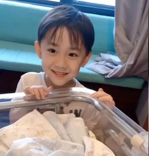 新疆维吾尔自治区|新疆小朋友上音乐课走红，全班都是明星脸，网友：颜值天花板