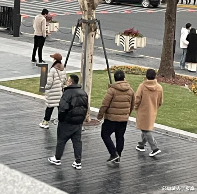 黄渤|黄渤现身外滩跨年,神秘美女甜蜜挽胳膊,被发现后二人刻意保持距离