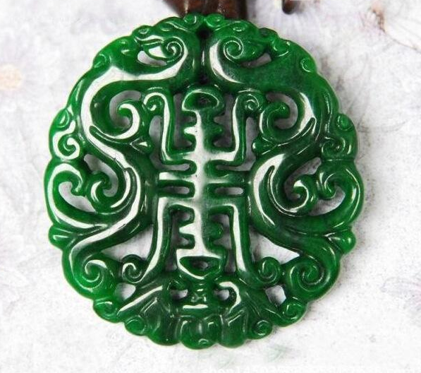 |带有黑点的翡翠,价格和价值就一定偏低吗?其实不然