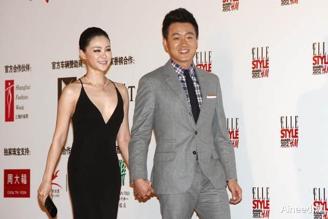 Ainee小屋 关悦166cm身高真抢镜,穿吊带裙显出丰满身形,简单却不单薄